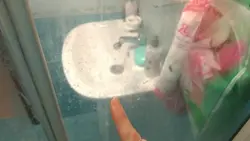 Фото порезанных рук в ванной