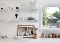 Стеклянные полки на кухне фото