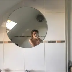 Фото возле зеркала в ванной