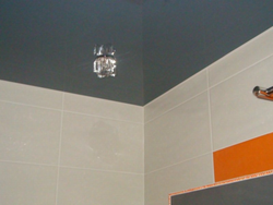 Серый потолок в ванной фото