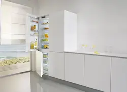 Адкрыты халадзільнік на кухні фота