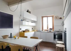 Кухня студия у окна фото