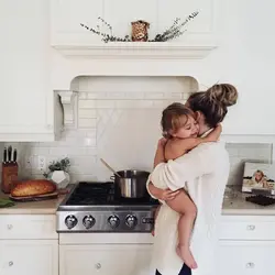 Маленькая девочка на кухне фото
