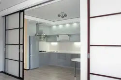 Стеклянная дверь на кухню раздвижная фото