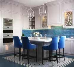 Серая кухня с синими стульями фото