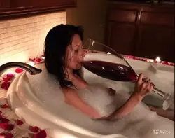 Ванна с пеной и вином фото