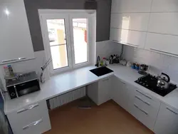 Кухни с пеналом у окна фото