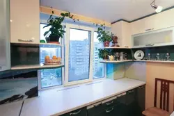 Холодильник закрывает окно на кухне фото