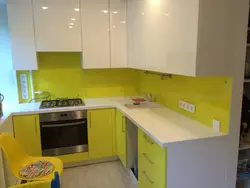 Белая кухня з жоўтым фартухом фота