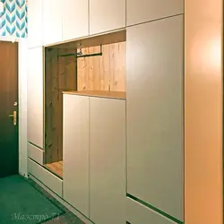 Koridor fotoşəkilində kabinetlər üçün inteqrasiya edilmiş tutacaqlar