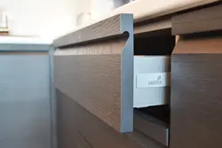 Кіреберіс фотосуретіндегі шкафтарға арналған біріктірілген тұтқалар