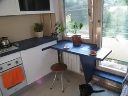 Стол каля акна на кухні фота хрушчоўка