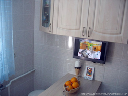 Kichkina oshxona fotosuratida oshxonadagi televizor