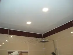 Banyoda asma tavan fotoşəkilləri nəzərdən keçirir