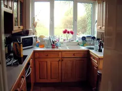 Кухня вдоль окна фото для маленькой кухни