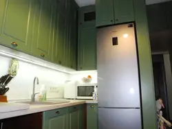 Халадзільнік у нішы на кухні фота ў інтэр'еры