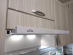 Убудаваная выцяжка для кухні з адводам у вентыляцыю фота