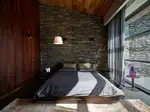 Інтэр'ер спальні з каменем