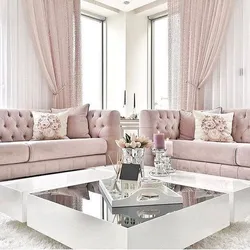 Пудровый диван в интерьере гостиной