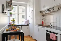 Интерьер кухни с маленьким окном