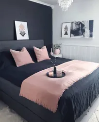 Пудровая кровать в интерьере спальни