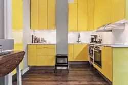 Жоўта карычневая кухня ў інтэр'еры