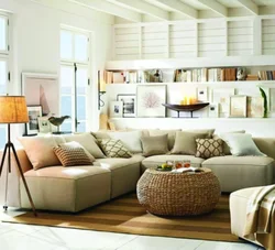 Кремовый диван в интерьере гостиной