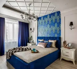 Интерьер спальни с синим покрывалом
