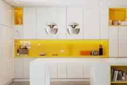 Жоўты фартух у інтэр'еры кухні