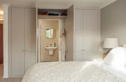 Узкий шкаф в интерьере спальни