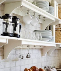 Белая посуда в интерьере кухни