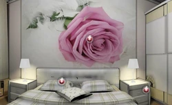 Интерьер спальни с розами на обоях