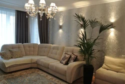 Интерьер гостиной с угловым белым диваном