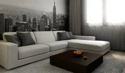 Интерьер гостиной с угловым белым диваном