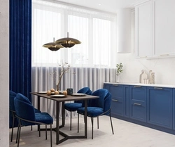 Синие стулья в интерьере белой кухни