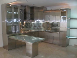 Металл и стекло в интерьере кухни