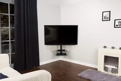Телевизор на кронштейне в интерьере в гостиной