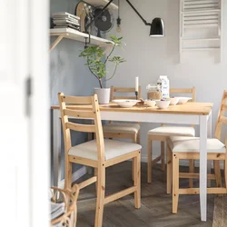 Деревянный стол и стулья для кухни в интерьере