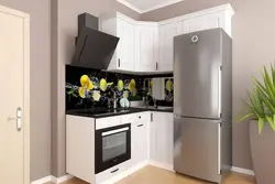 Дизайн маленькой кухни холодильник в углу