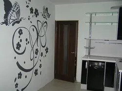 Дизайн кухни с рисунком на всю стену