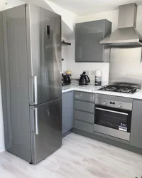 Дизайн Прямой Кухни С Холодильником У Окна