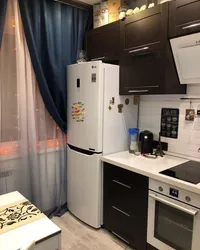 Дызайн прамой кухні з халадзільнікам у акна