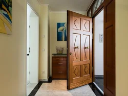 Дизайн шкафа в прихожей напротив входной двери