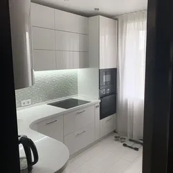 Дизайн кухни с холодильником в углу у окна