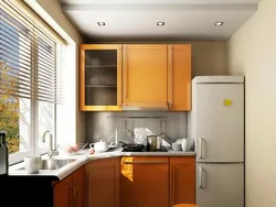 Дизайн кухни с холодильником в углу у окна