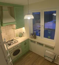 Дызайн кухні з халадзільнікам ля акна і газавай плітой