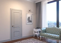Двери в интерьере квартиры с серыми полами