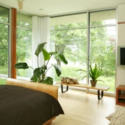 Комната с большим окном в квартире дизайн