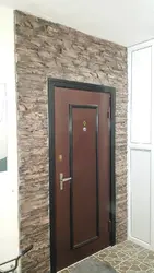 Отделка камнем входной двери в квартире фото