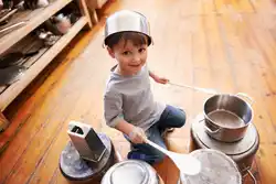 Хлопчык на кухні фота